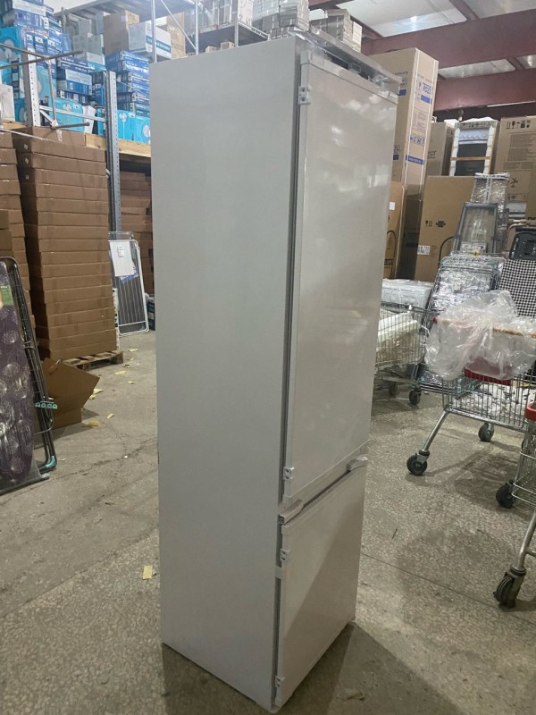 Холодильник Beko BCNA 306E2S (встраиваемый), погнута верхняя часть крепления