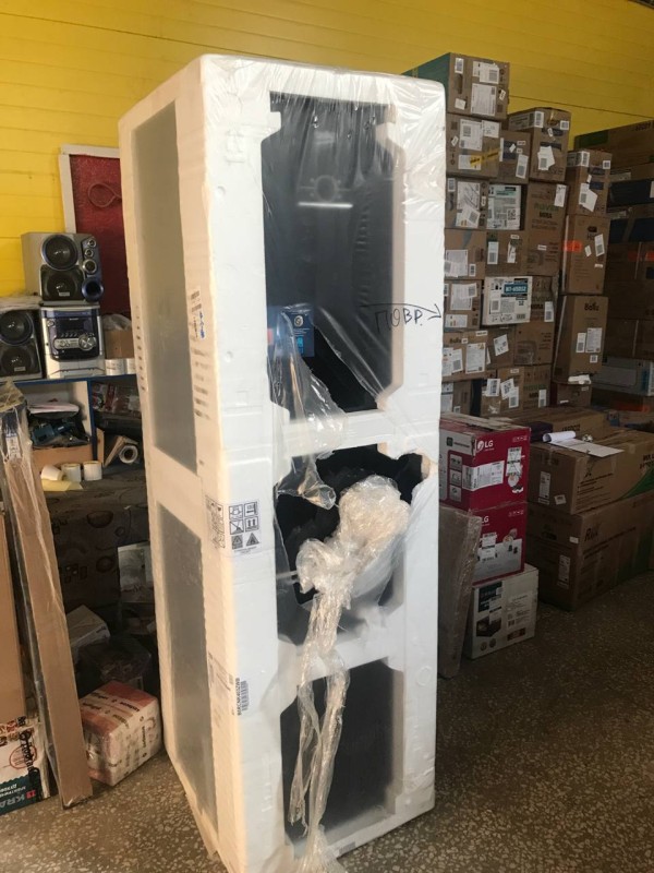 Холодильник Beko B5RCNK 403ZWB вмятины, царапины, с боку содрана краска до основания